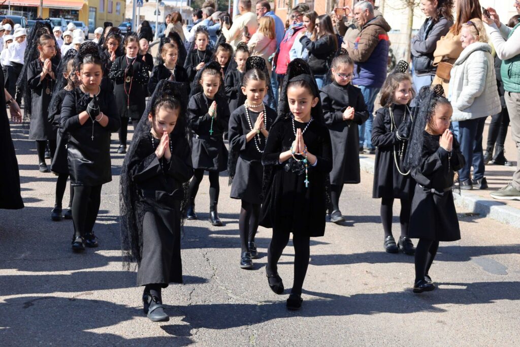 El colegio «La Encarnación» protagoniza un Vía Crucis infantil muy pedagógico