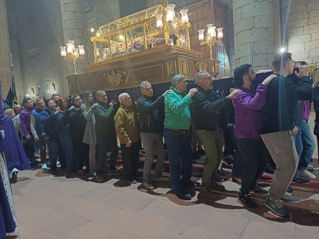 Drama y compasión en la procesión del Santo Entierro el Viernes Santo