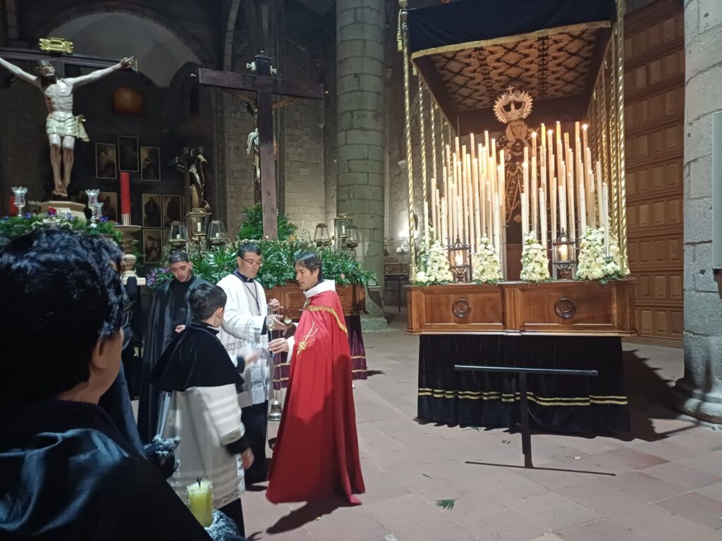 El silencio que camina: la Soledad recorre la noche de Peñaranda en la hora más honda del Viernes Santo