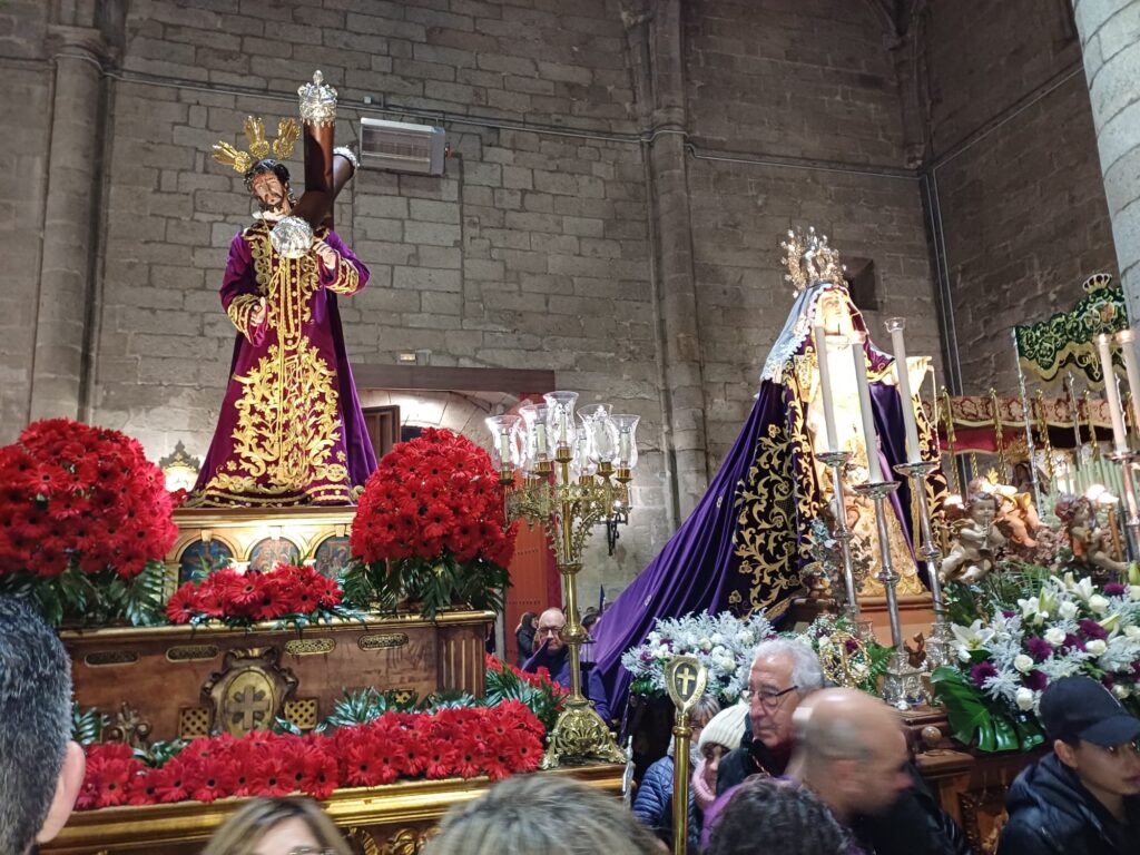 Devoción y recogimiento en la procesión de la Penitencia