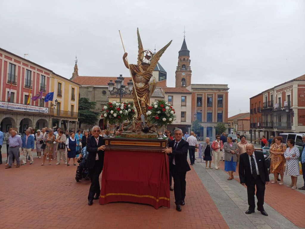 La fe y la tradición se dan cita en Peñaranda, junto a San Miguel Arcángel