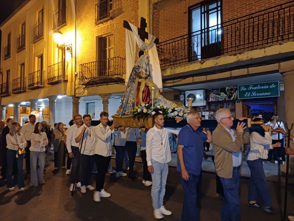 La cofradía de la Vera Cruz celebra la festividad de Nuestra Señora de la Piedad